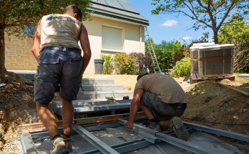 un chef d'équipe paysagiste sur un chantier