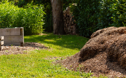 un tas de feuilles sèches prêt à servir pour le compost
