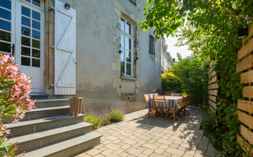 une palissade en bois dans un jardin