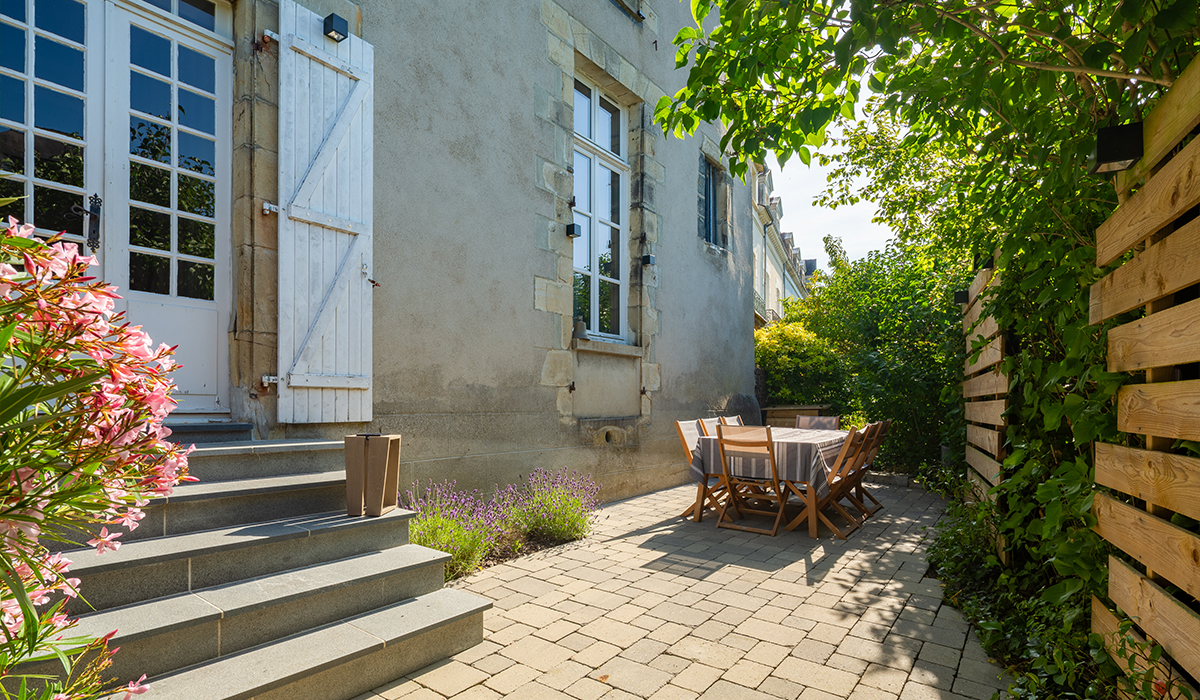 une palissade en bois dans un jardin