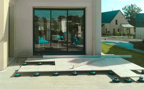 installation d’une terrasse sur plot dans un jardin