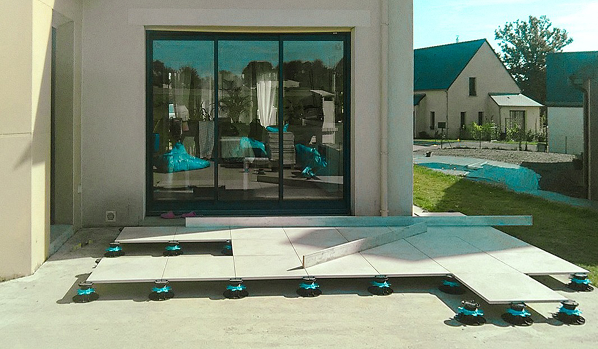 installation d’une terrasse sur plot dans un jardin