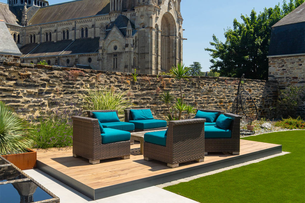 Terrasse en bois avec salon d'extérieur — Fougères, Ille-et-Vilaine — Désiles Paysage