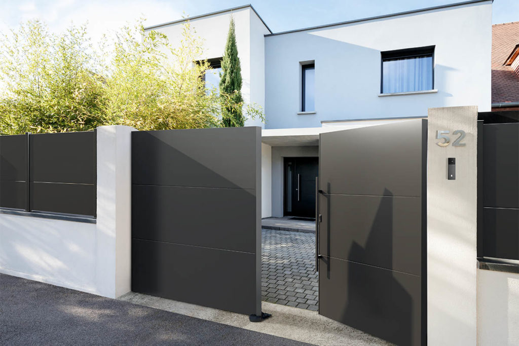 Portail aluminium battant sur mesure — Balazé, Ille-et-Vilaine — Désiles Paysage