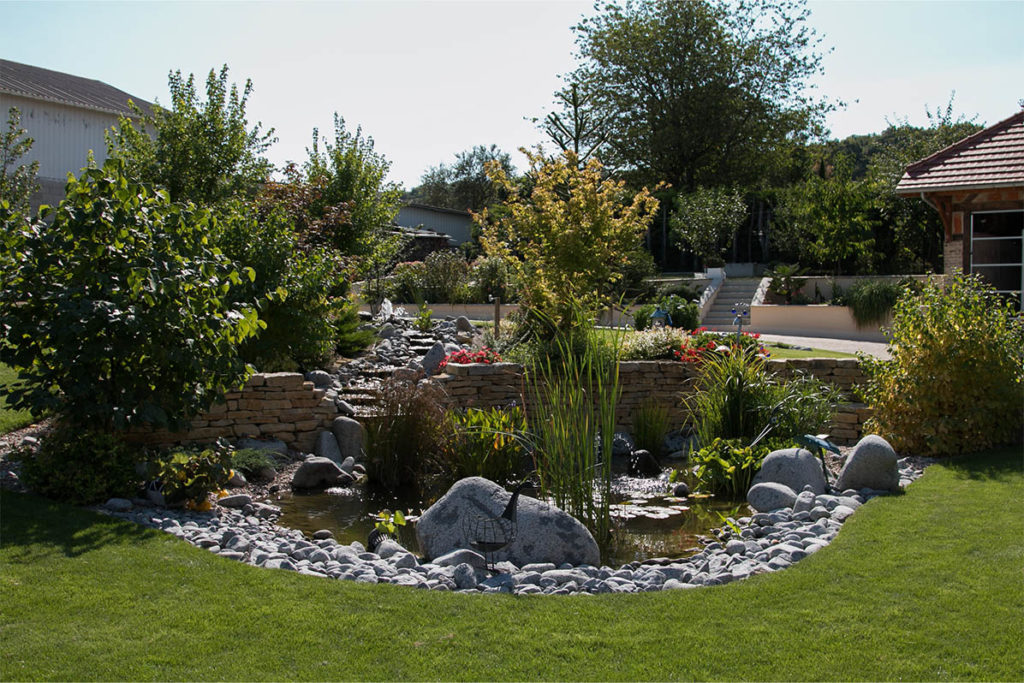 Bassin de jardin bordé de pierres naturelles — Étrelles, Ille-et-Vilaine — Désiles Paysage